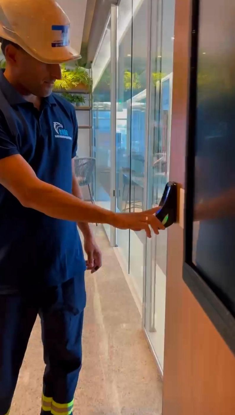 Técnico testando leitor biométrico de controle de acesso