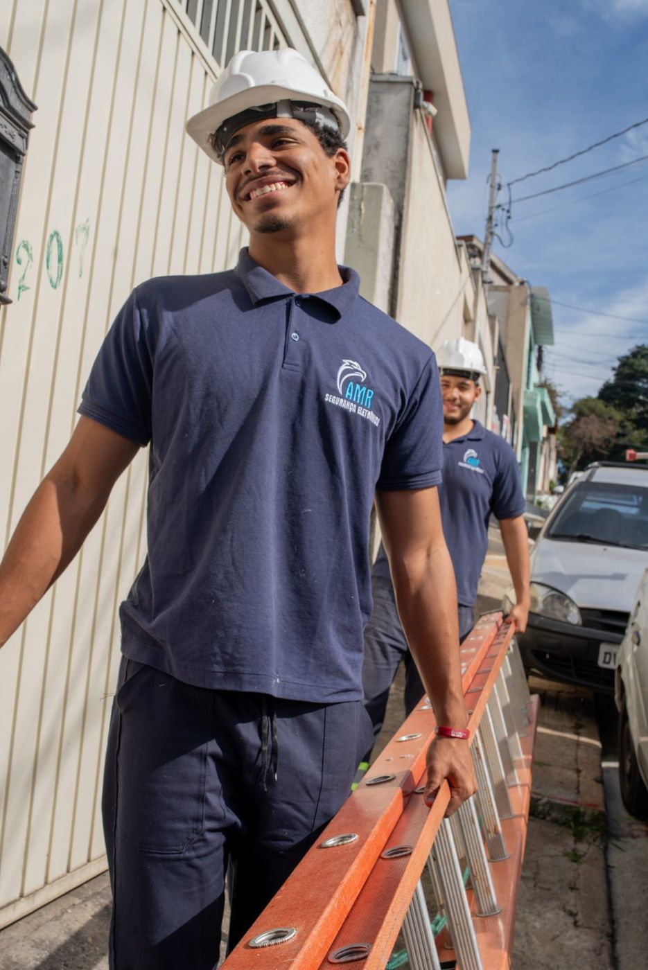 Técnicos da AMR chegando para uma instalação