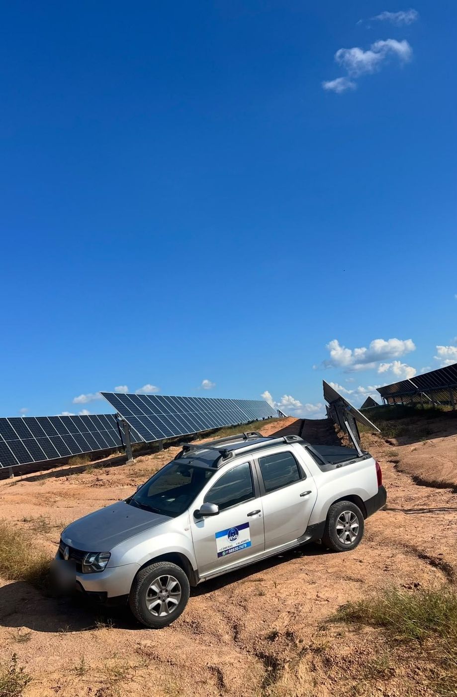 Picape da AMR em usina solar