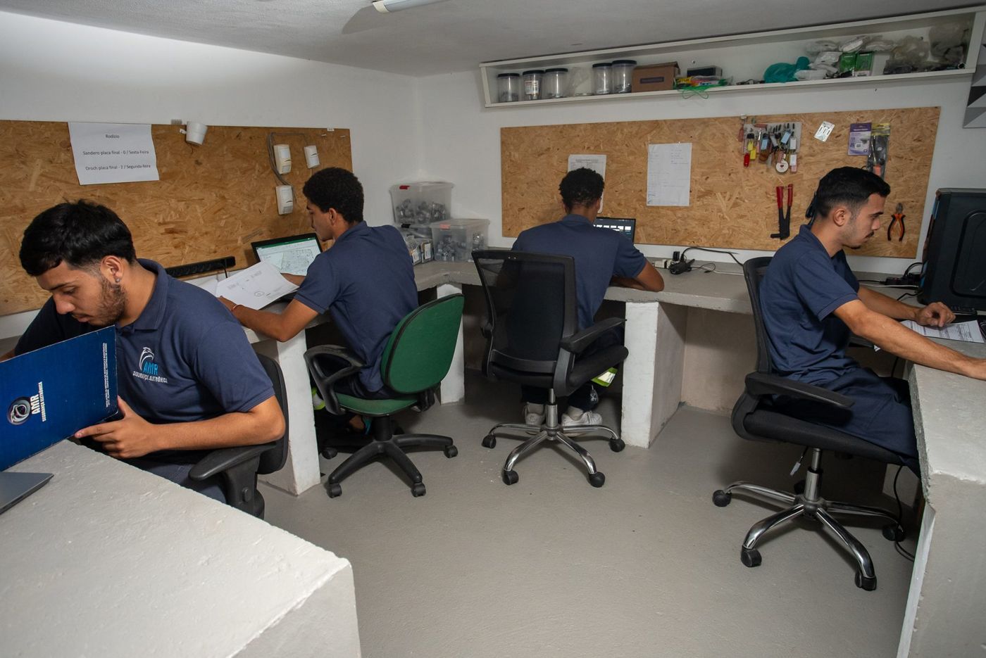 Equipe trabalhando em projetos