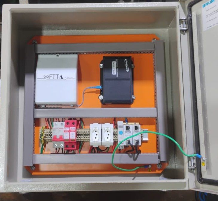 Quadro de equipamentos montado com DIO de fibra, proteção elétrica e rede