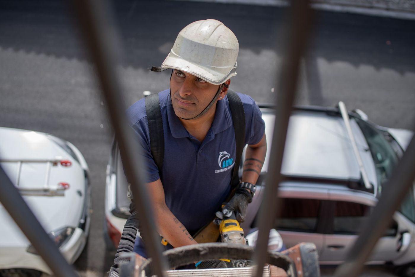 Técnico em campo com equipamento de segurança