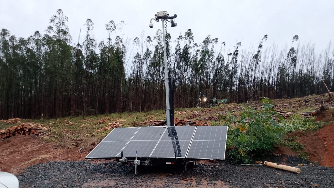 Torre móvel de CFTV com painéis solares em área florestal